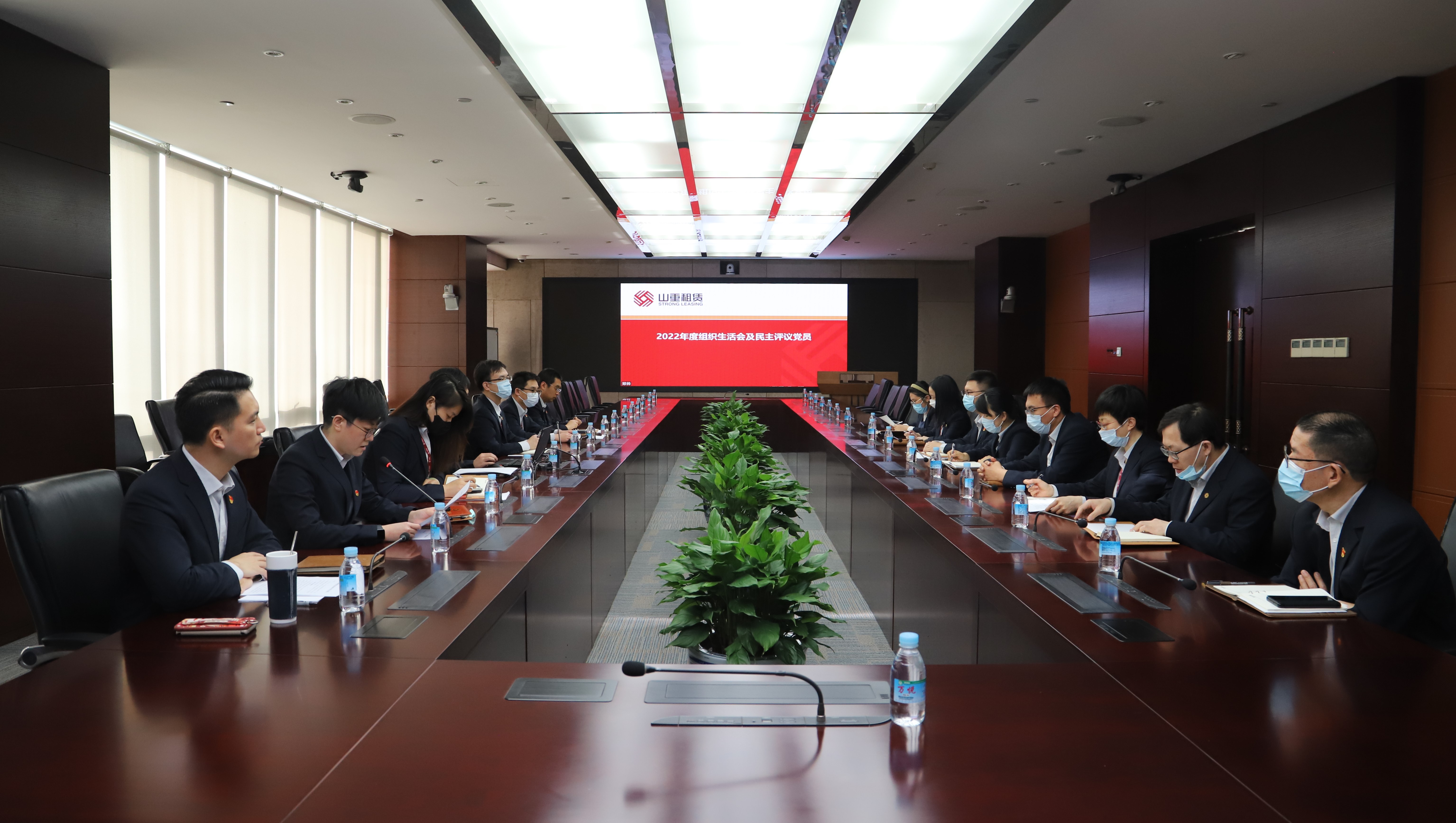 山重租賃黨支部召開組織生活會并開展民主評議黨員.JPG